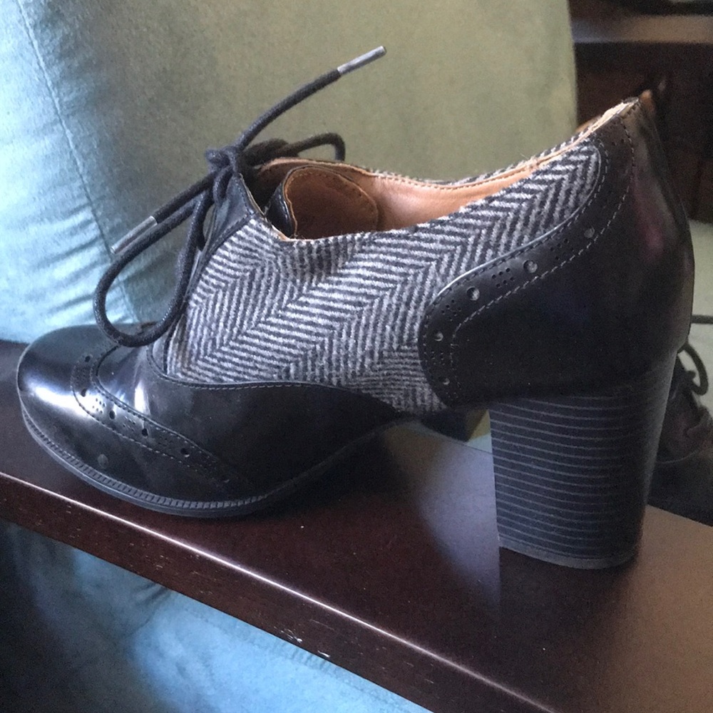 Clarks black Oxford heels